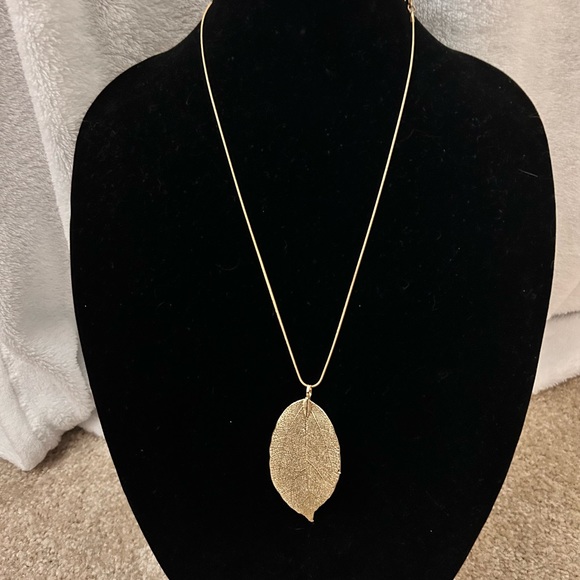 🍁NWT 🍁 Gold Leaf Necklace - Picture 3 of 5
